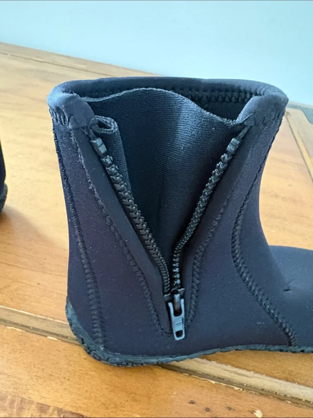 Neosport sleek black